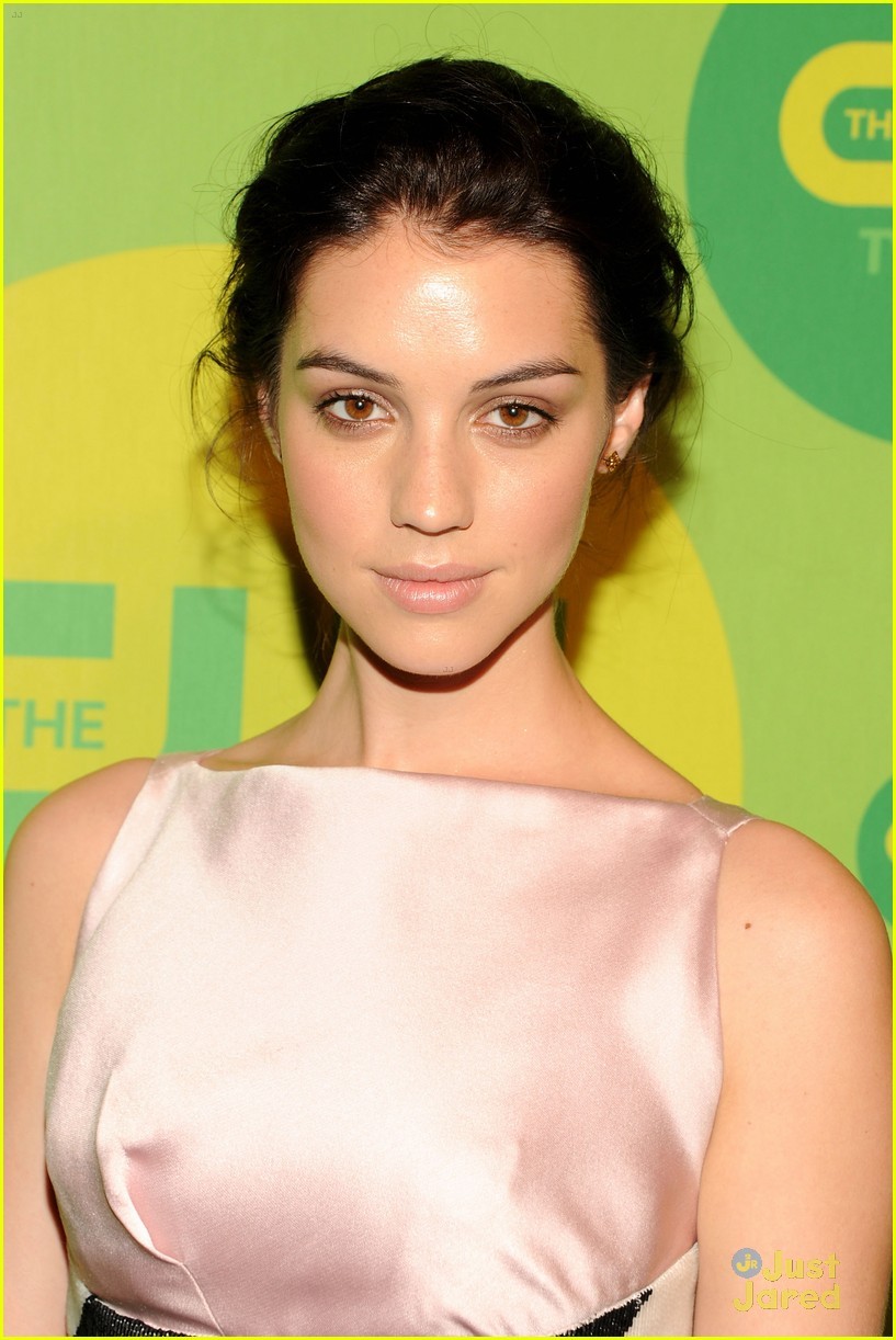 Adelaide Kane Sexy and Hottest Photos , Latest Pics
