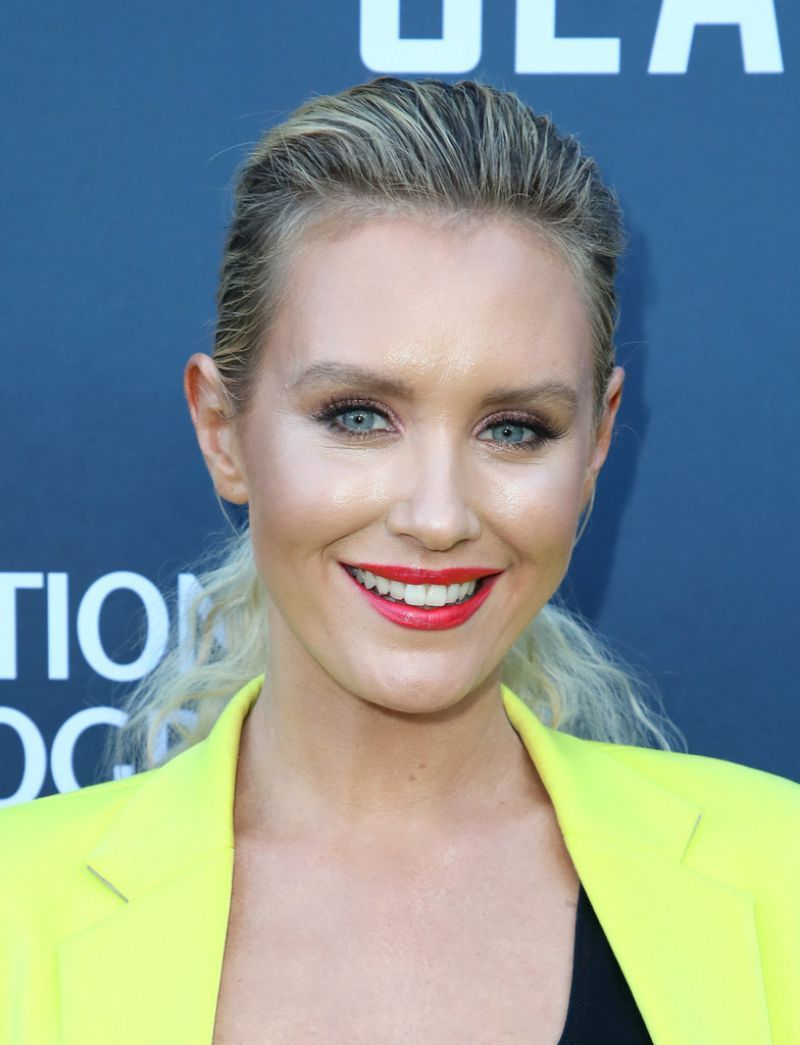 Nicky Whelan Sexy and Hottest Photos , Latest Pics