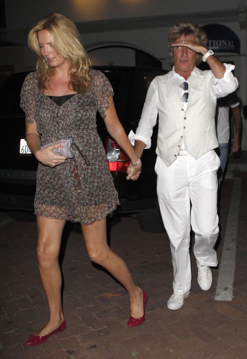 Penny Lancaster Sexy and Hottest Photos , Latest Pics