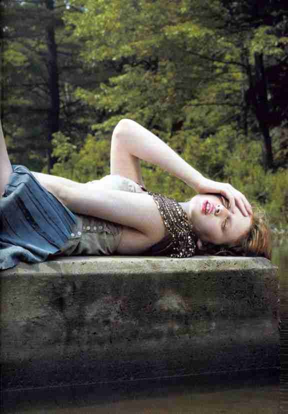 Anne Vyalitsyna Leg Photoshoot