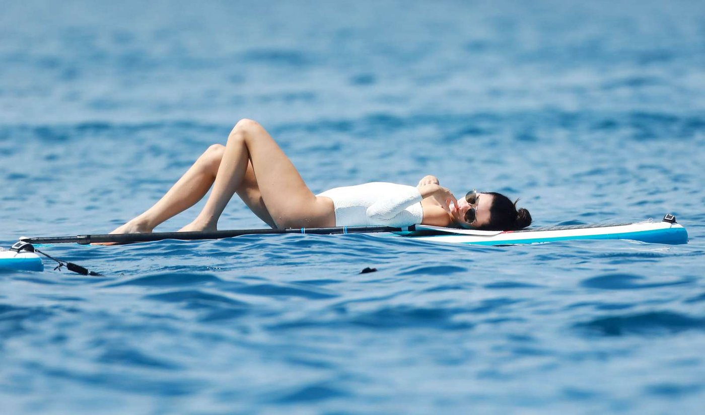 Kendall Jenner Leg Photoshoot