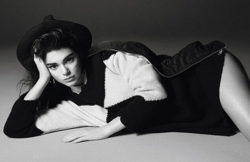 Kendall Jenner Leg Photoshoot