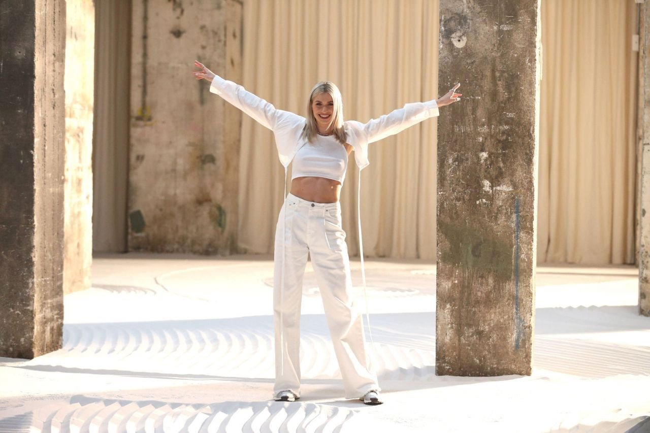 Lena Gercke Leg Photoshoot