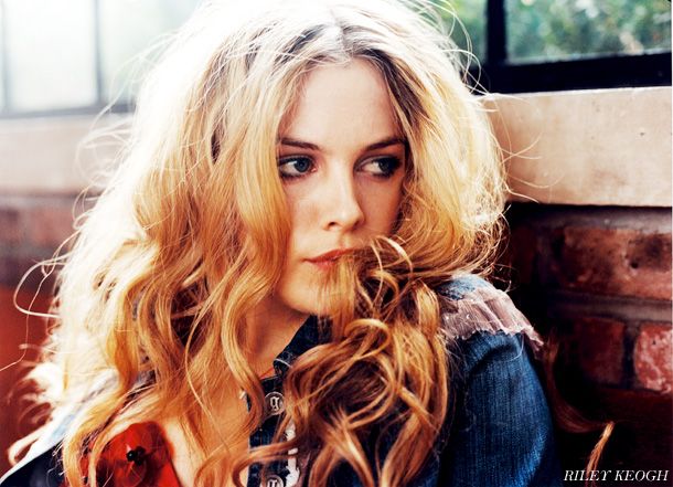 Riley Keough Sexy and Hottest Photos , Latest Pics