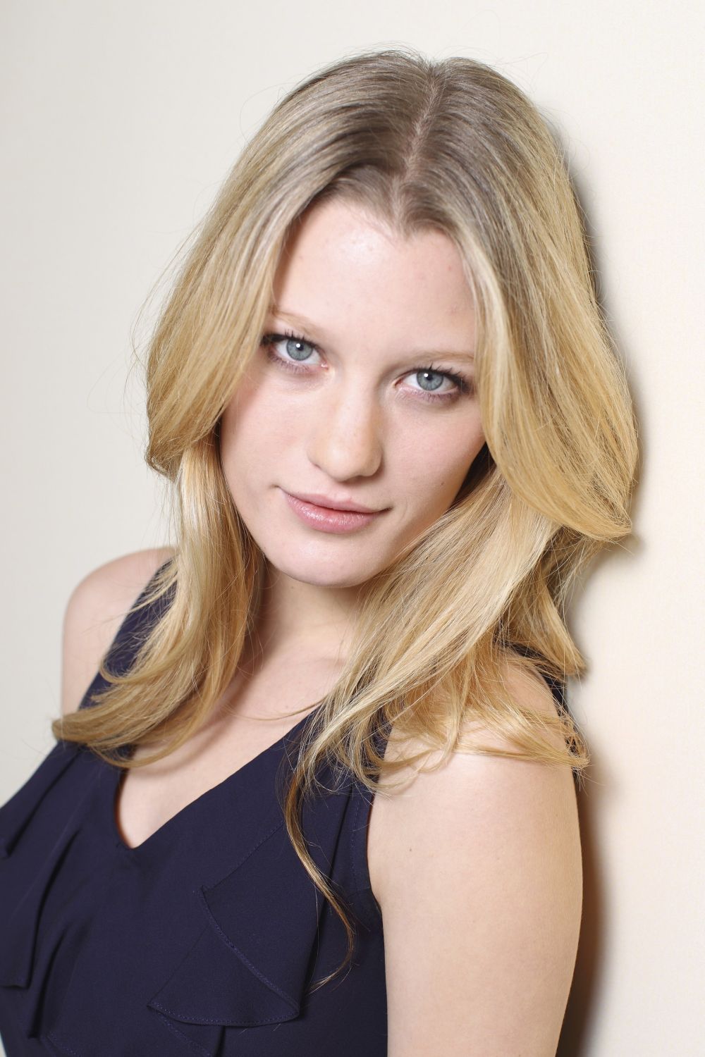 Ashley Hinshaw Sexy and Hottest Photos , Latest Pics