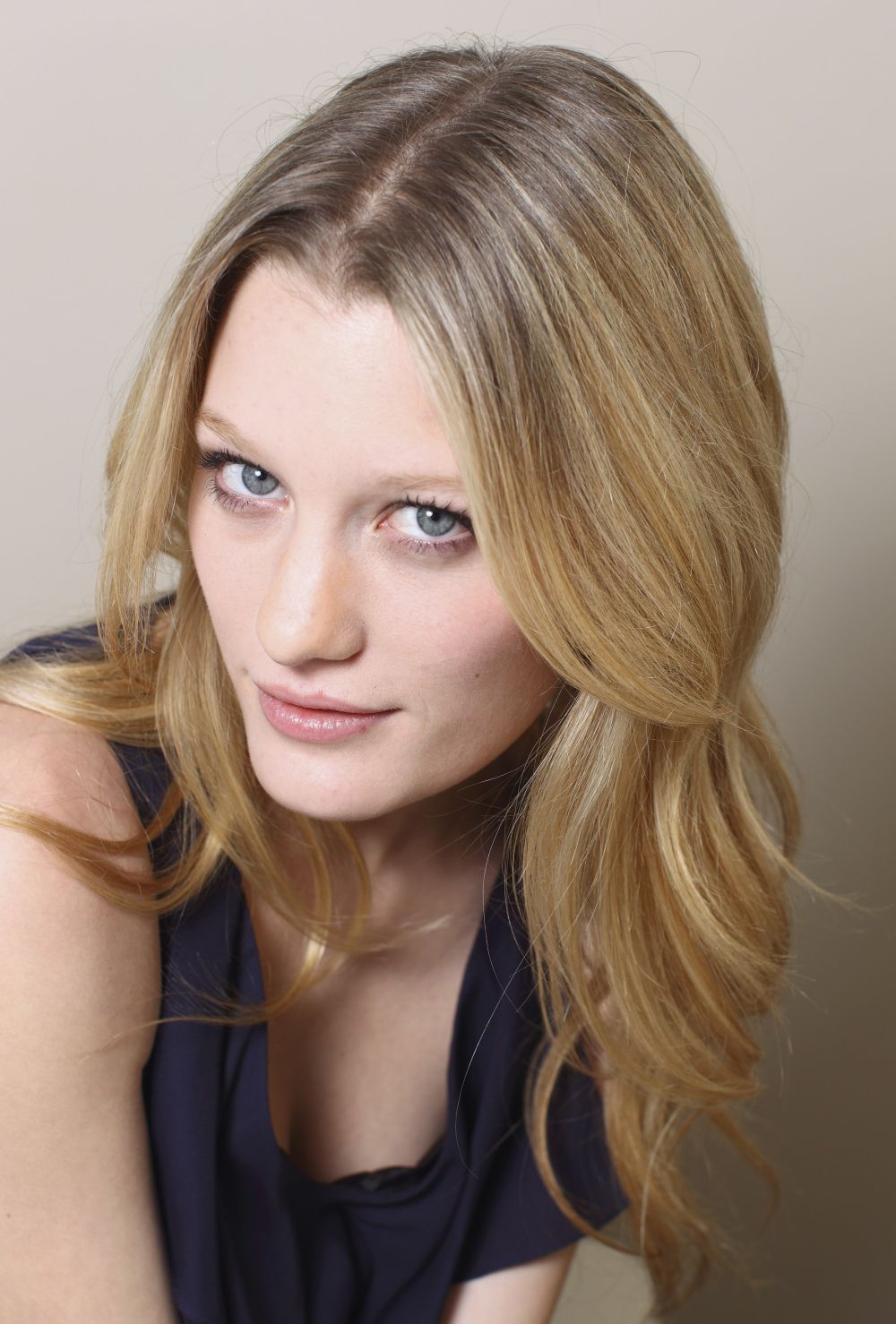 Ashley Hinshaw Sexy and Hottest Photos , Latest Pics
