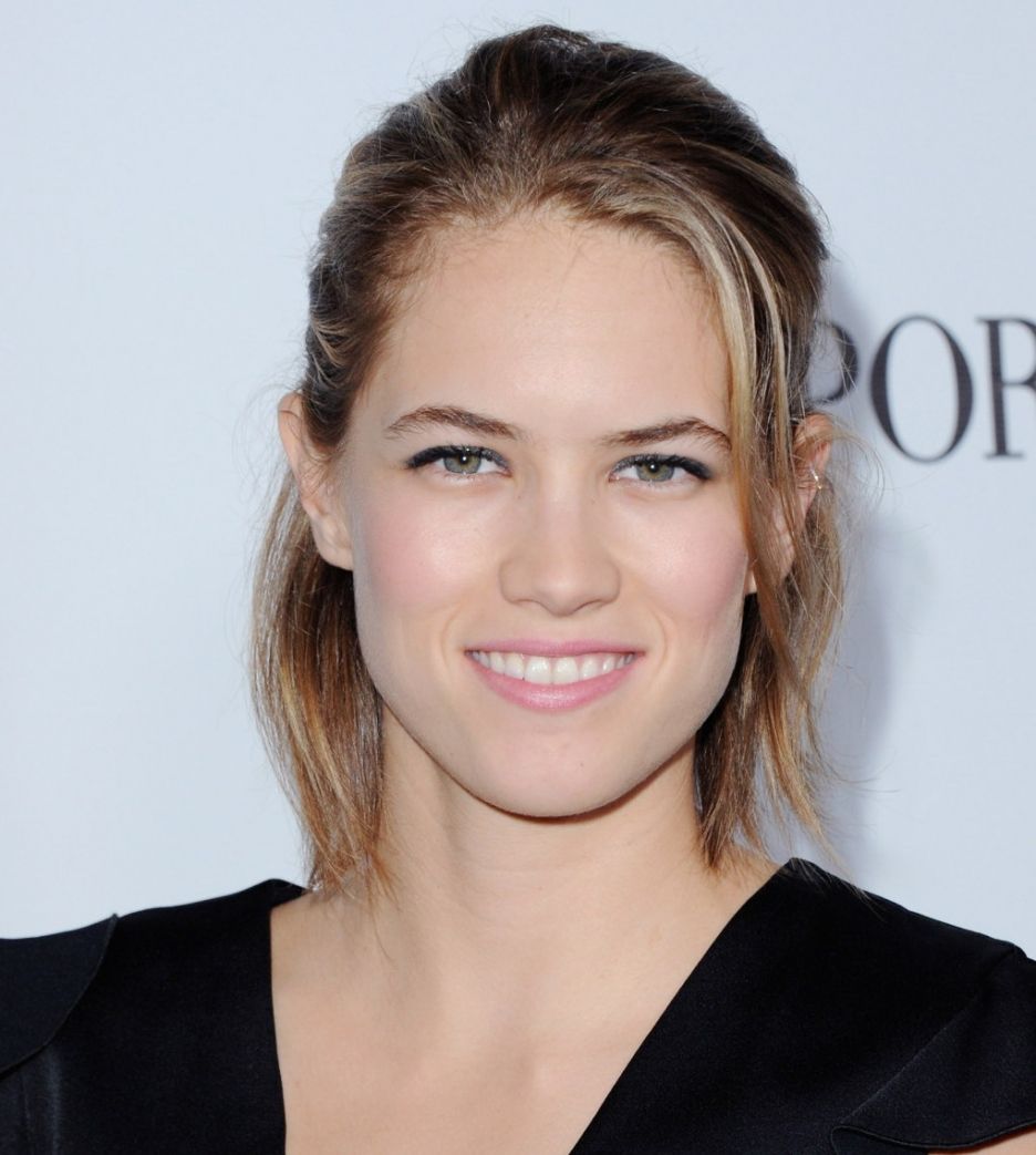 Cody Horn Sexy and Hottest Photos , Latest Pics