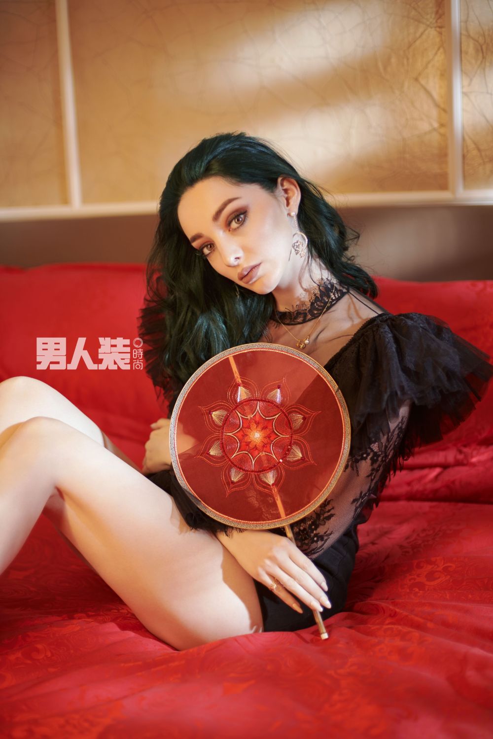 Emma Dumont Sexy and Hottest Photos , Latest Pics