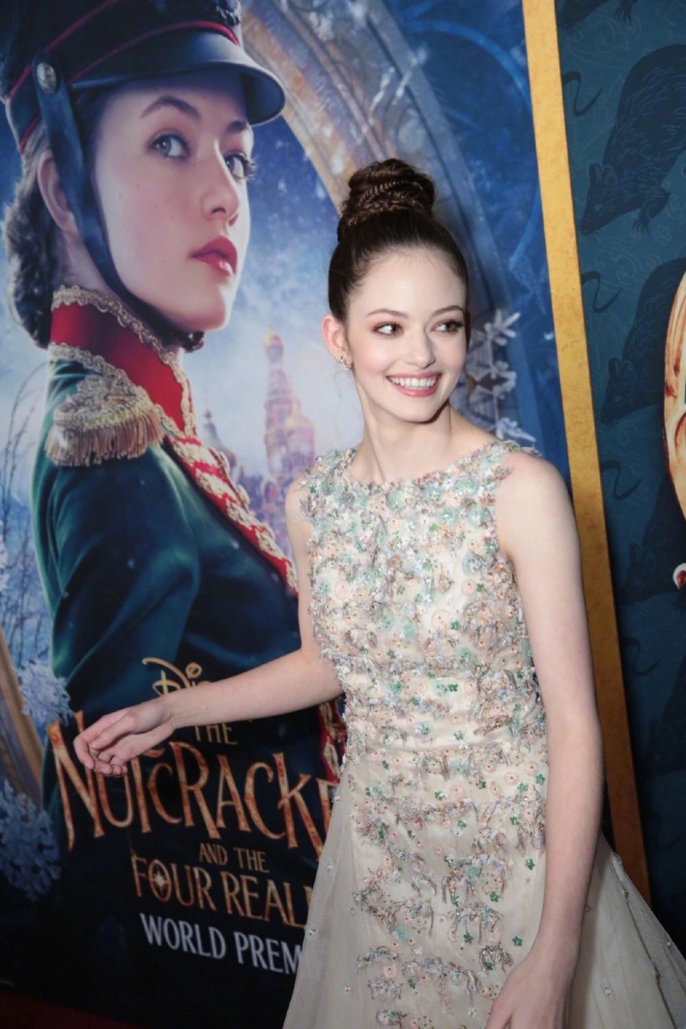 Mackenzie Foy Sexy and Hottest Photos , Latest Pics