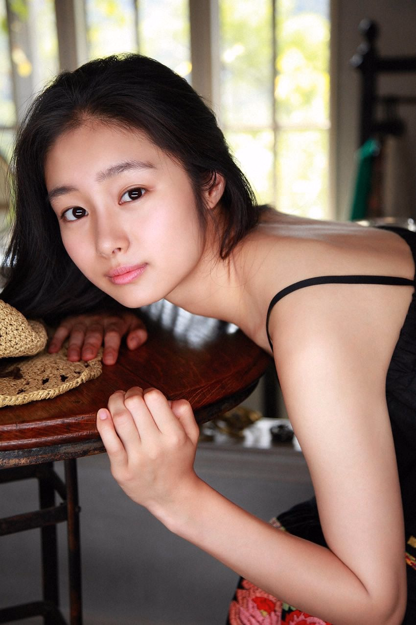 Shioli Kutsuna Leg Photoshoot