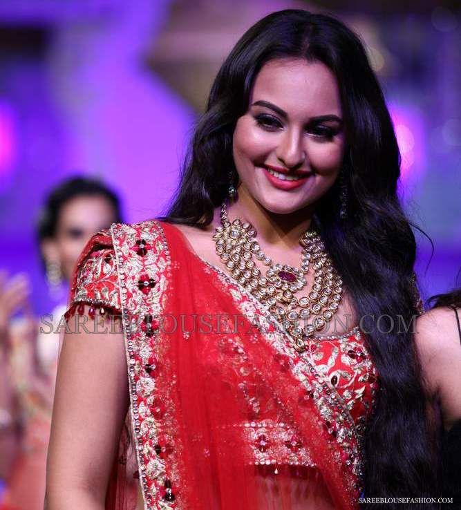 Sonakshi Sinha Sexy and Hottest Photos , Latest Pics