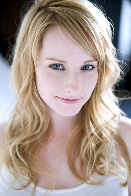 Melissa Rauch Sexy and Hottest Photos , Latest Pics