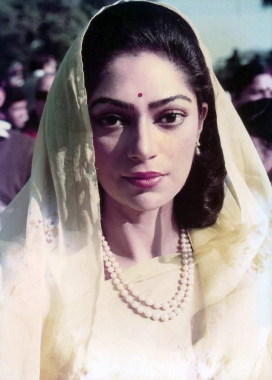 Simi Garewal Sexy and Hottest Photos , Latest Pics