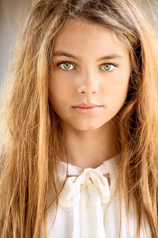 Caitlin Carmichael  Photoshoot