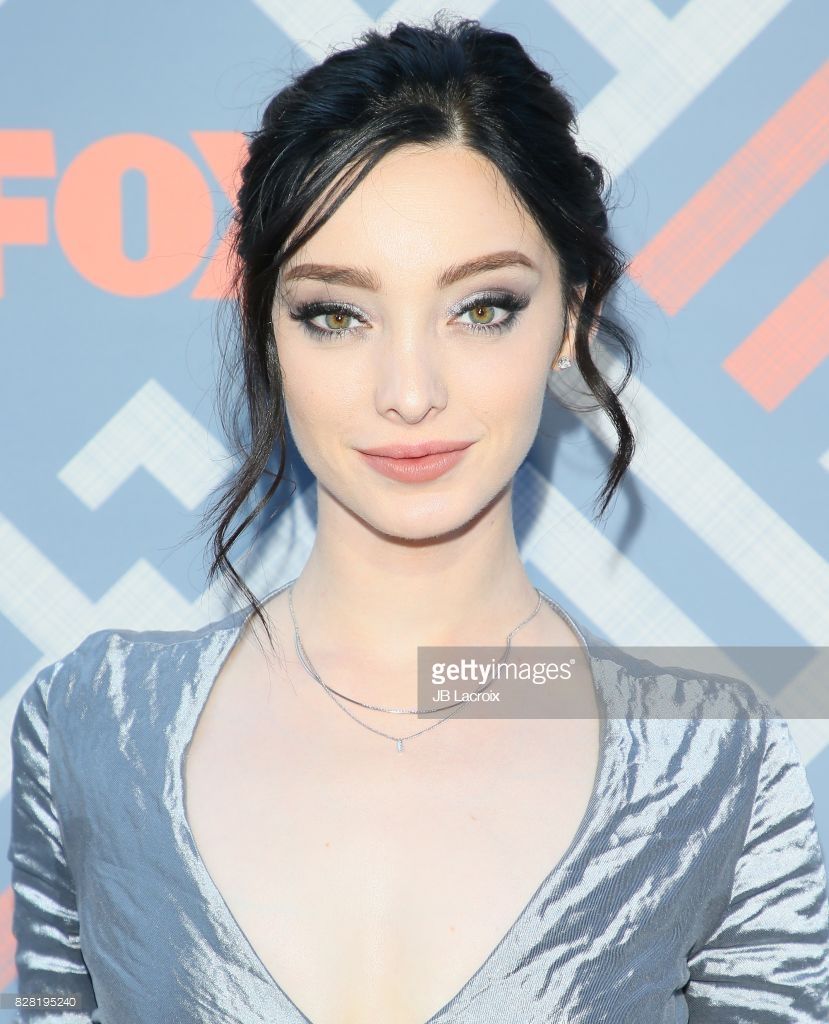 Emma Dumont Sexy and Hottest Photos , Latest Pics